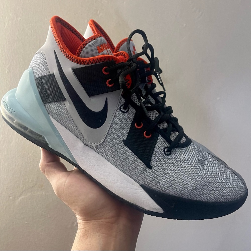 NIKE